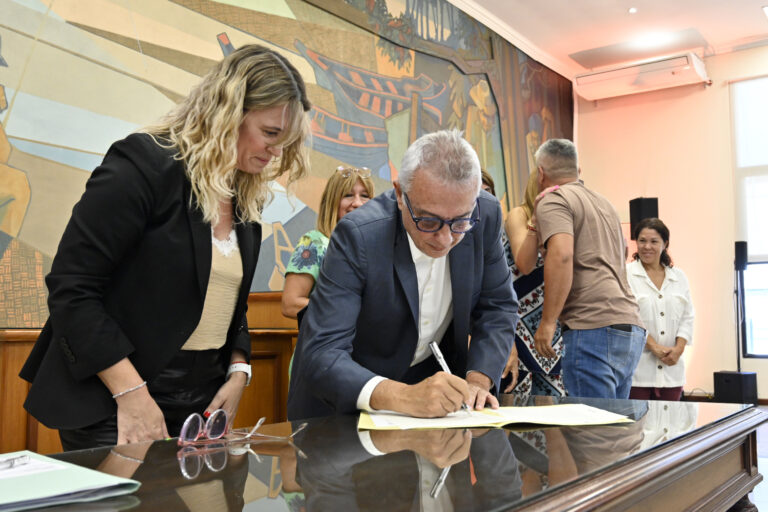 El intendente Julio Zamora acompañó a 216 familias de Tigre en la firma de sus escrituras