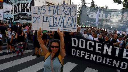 Universitarios marcharon en La Plata en defensa de la educación pública
